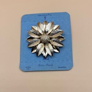 Sarah Coventry Satin Petals 6952 Brooch JP273